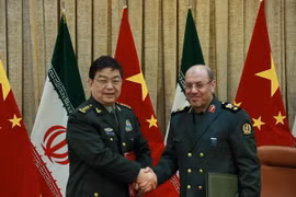 Bộ trưởng Quốc phòng Iran Hossein Dehqan (phải) có cuộc hội đàm với người đồng cấp Trung Quốc Thường Vạn Toàn đang ở thăm Iran. (Nguồn: EPA/TTXVN)