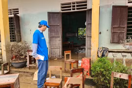 Trường học bị tàn phá, sách vở và các đồ dùng học tập bị phá hủy và cuốn trôi theo dòng nước lũ. (Ảnh: UNICEF)