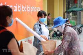 Cây "ATM gạo" miễn phí dành cho người dân gặp khó khăn do COVID-19. (Ảnh: Thanh Tùng/TTXVN)
