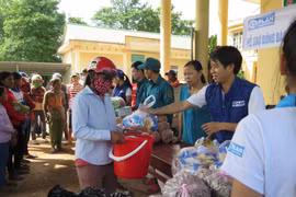 Cấp phát các mặt hàng thiết yếu cho người dân. (Nguồn: Plan International)