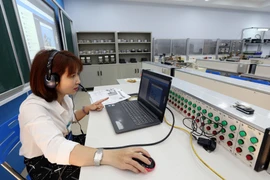 Giảng viên của Trường Cao đẳng Cơ điện Hà Nội đang giảng bài bằng Hệ thống đào tạo trực tuyến E-Learning.( Ảnh: Anh Tuấn/TTXVN)