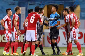 Cầu thủ TP.HCM phản ứng trọng tài vì quyết định cho Hà Nội FC hưởng phạt đền. (Ảnh: Huệ Thu/Vietnam+) 