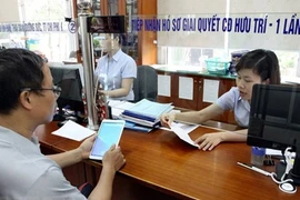 Giải quyết chế độ hưu trí cho người lao động. (Ảnh: Vietnam+)