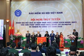 Thủ tướng Nguyễn Xuân Phúc trao tặng Cờ Thi đua của Chính phủ cho Bảo hiểm xã hội Việt Nam. (Ảnh: PV/Vietnam+)