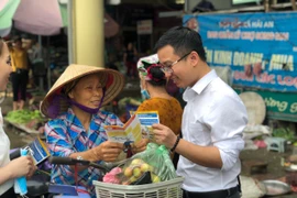 Tư vấn trực tiếp về các chính sách bảo hiểm xã hội cho người lao động. (Ảnh: PV/Vietnam+)