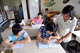 Dạy viết chữ cho các tre em khuyết tật. (Ảnh minh họa: An Hiếu/TTXVN)