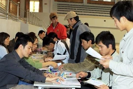 Tư vấn cho lao động đi làm việc ở nước ngoài. (Ảnh minh họa: TTXVN)