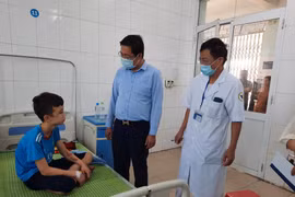 Lãnh đạo Sở Lao động-Thương binh và Xã hội tỉnh Bắc Ninh thăm hỏi, động viên cháu Trương Quang Duy tại Trung tâm Y tế huyện Yên Phong, tỉnh Bắc Ninh. (Ảnh: Thanh Thương/TTXVN)