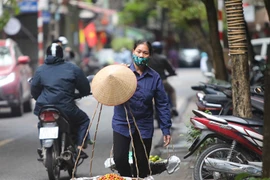 Những người bán hàng rong có thể được nhận hỗ trợ 1 triệu đồng/tháng. (Ảnh minh hoạ: TTXVN)