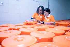 Cán bộ UNFPA chuẩn bị bộ đồ dùng thiết yếu để phân phán cho phụ nữ tại các tỉnh bị ảnh hưởng bởi bão lũ. (Nguồn: UNFPA)