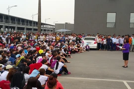 Đại diện tổ chức công đoàn nói chuyện, đối thoại với người lao động. (Ảnh minh họa: Minh Thu/TTXVN)