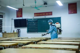 Các trường học được vệ sinh phòng chống dịch trong khi cho học sinh nghỉ học. (Ảnh: Minh Sơn/Vietnam+)