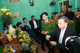 Đại tướng Tô Lâm, Bộ trưởng Bộ Công an thắp hương chia buồn sự mất mát của thân nhân Thượng tá Nguyễn Huy Thịnh. (Ảnh: Doãn Tấn/TTXVN)