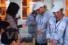 Lao động Việt Nam làm thủ tục sang Hàn Quốc làm việc (Ảnh minh hoạ: PV/vietnam+)