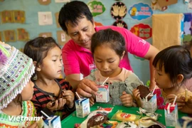 Anh Nguyễn Văn Thiết đã có ba năm đồng hành cùng Quỹ Vì tầm vóc Việt đến với các em nhỏ vùng cao. (Ảnh: PV/Vietnam+)