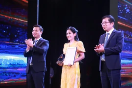 Ban tổ chức trao giải C cho nhà báo Phạm Mai - đại diện nhóm tác giả Báo Điện tử VietnamPlus. (Ảnh: BTC)