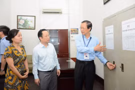 Thứ trưởng Bộ Giáo dục và Đào tạo Phạm Ngọc Thưởng kiểm tra công tác chuẩn bị thi tại Hà Nội. (Ảnh: PV/Vietnam+).