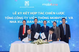 Lãnh đạo hai đơn vị ký kết hợp tác. (Ảnh: PV/Vietnam+)