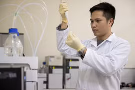 Giảng viên thực hiện nghiên cứu khoa học tại Đại học Quốc gia Hà Nội. (Ảnh: NTCC)