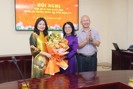 Nhà giáo Phạm Thị Hương Giang (đứng giữa) nhận quyết định bổ nhiệm Hiệu trưởng Trường Trung học cơ sở Giảng Võ 2. (Ảnh: NTCC)
