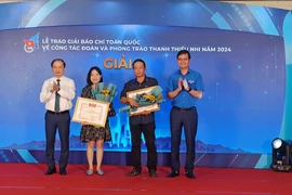 Ban tổ chức trao giải A cho các các tác giả. (Ảnh: PV/Vietnam+)