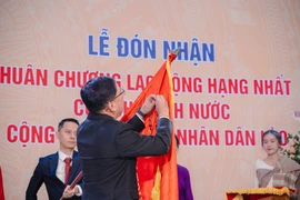 Ngài Kingmano Phommahaxay - Thứ trưởng Bộ Giáo dục và Thể thao Lào trao Huân chương lao động hạng Nhất của Chủ tịch nước Cộng hoà dân chủ nhân dân Lào. (Ảnh: PV/Vietnam+)