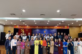 Giảng viên Trung tâm Công nghệ giáo dục – Nhà xuất bản Giáo dục Việt Nam cùng các thầy cô giáo người Việt Nam ở nước ngoài. (Ảnh: PV/Vietnam+)