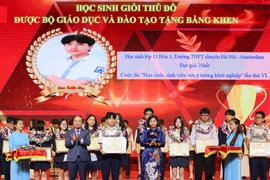 Học sinh giỏi nhận bằng khen của Bộ Giáo dục và Đào tạo. (Ảnh: Thanh Tùng/TTXVN)