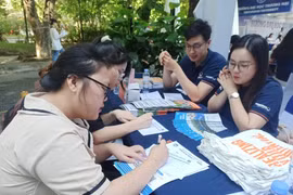 Thí sinh tìm hiểu thông tin tuyển sinh của Trường Đại học Thương mại. (Ảnh: Phạm Mai/Vietnam+)