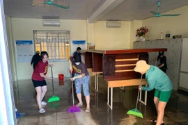 Giáo viên Trường Trung học cơ sở Yên Mỹ, Hà Nội dọn dẹp trường sau bão Yagi. (Ảnh: PV/Vietnam+)