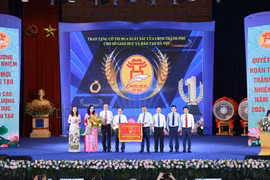 Lãnh đạo Uỷ ban Nhân dân thành phố Hà Nội trao tặng cờ thi đua xuất sắc cho Sở Giáo dục và Đào tạo Hà Nội. (Ảnh: Thanh Tùng/TTXVN)