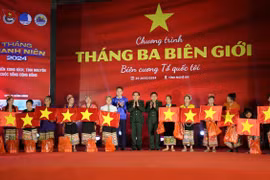 Ban tổ chức tặng quà cho người dân vùng biên. (Ảnh: PV/Vietnam+)