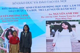 Hai học sinh có hành động đẹp nhặt được của rơi trả lại người đánh mất. (Ảnh: PV/Vietnam+)