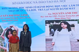 Hai học sinh có hành động đẹp nhặt được của rơi trả lại người đánh mất. (Ảnh: PV/Vietnam+)