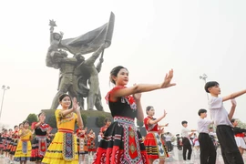 Học sinh Điện Biên đồng diễn chào mừng 70 năm chiến thắng Điện Biên Phủ. (Ảnh: Xuân Tứ/TTXVN)