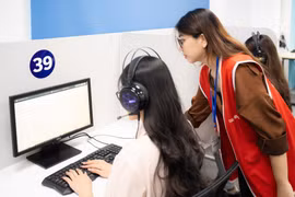 Thí sinh dự thi chứng chỉ tiếng Anh của Hội đồng Anh. (Ảnh: PV/Vietnam+)