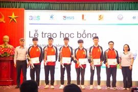 Các sinh viên Trường Đại học Công nghiệp nhận học bổng. (Ảnh: BTC)