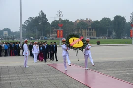 Các đại biểu vào lăng viếng Bác. (Ảnh: PV/Vietnam+)