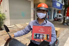 CEO Nguyễn Tiến Đạt đi ship bia cho khách hàng. (Ảnh: NVCC)