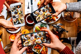 Smartphone trong xã hội hiện đại đã trở thành phương tiện kết nối và cung cấp thông tin nhanh chóng, hiệu quả cho hàng tỷ du khách khắp nơi trên thế giới. (Ảnh minh họa: CTV/Vietnam+)
