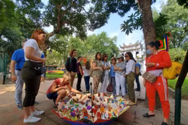 Du khách quốc tế tham quan Văn Miếu-Quốc Tử Giám thời điểm chưa bùng phát dịch COVID-19. (Ảnh: Huy Hoàng/Vietnam+)