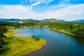 Du lịch gần gũi với thiên nhiên là lựa chọn được du khách ưa thích thời điểm này. (Ảnh: CTV/Vietnam+)