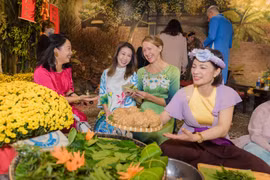 Bạn bè quốc tế hào hứng diện áo dài trải nghiệm Tết cổ truyền Việt Nam