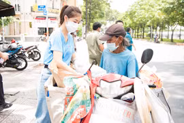 Dàn Hoa hậu tự tay làm 15.000 suất cơm tặng bà con nghèo chống dịch