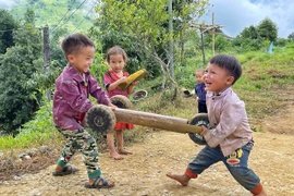 [Photo] Những trò chơi tự chế ngộ nghĩnh của trẻ em Tây Bắc