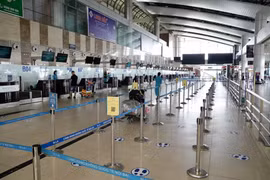 Sân bay Nội Bài "vắng như chùa Bà Đanh" trong đợt dịch COVID-19 tái bùng phát. (Ảnh: CTV/Vietnam+)