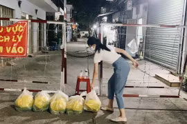 Á hậu Phương Anh không quản ngại vào tâm dịch viện trợ gạo và đồ ăn cho người dân gặp khó khăn. (Ảnh: CTV/Vietnam+)