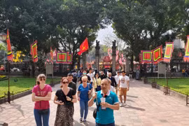 Du khách quốc tế tham quan Văn Miếu-Quốc Tử Giám ngay trước thời điểm COVID-19 bùng phát khắp nơi trên thế giới. (Ảnh: Huy Hoàng/Vietnam+)