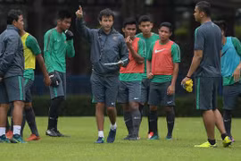 Huấn luyện viên Luis Milla và các cầu thủ U22 Indonesia. (Nguồn: CNN indonesia)