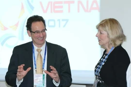 Đại biểu trao đổi tại diễn đàn "Đổi mới khoa học đời sống - Ủy ban chỉ đạo về hài hòa hóa quy định." (Ảnh: Doãn Tấn/TTXVN)